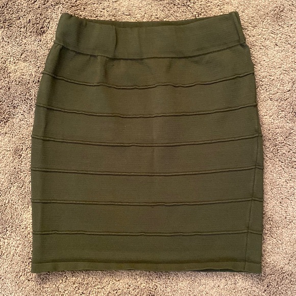 Women's Forever 21 Olive Green Stretchy Mini Skirt Size Medium - Picture 1 of 1